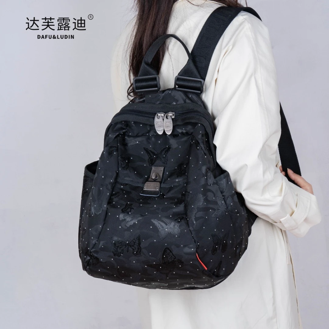 达芙露迪2025秋季时尚休闲百搭烫钻出游休闲防水女士大容量双肩包