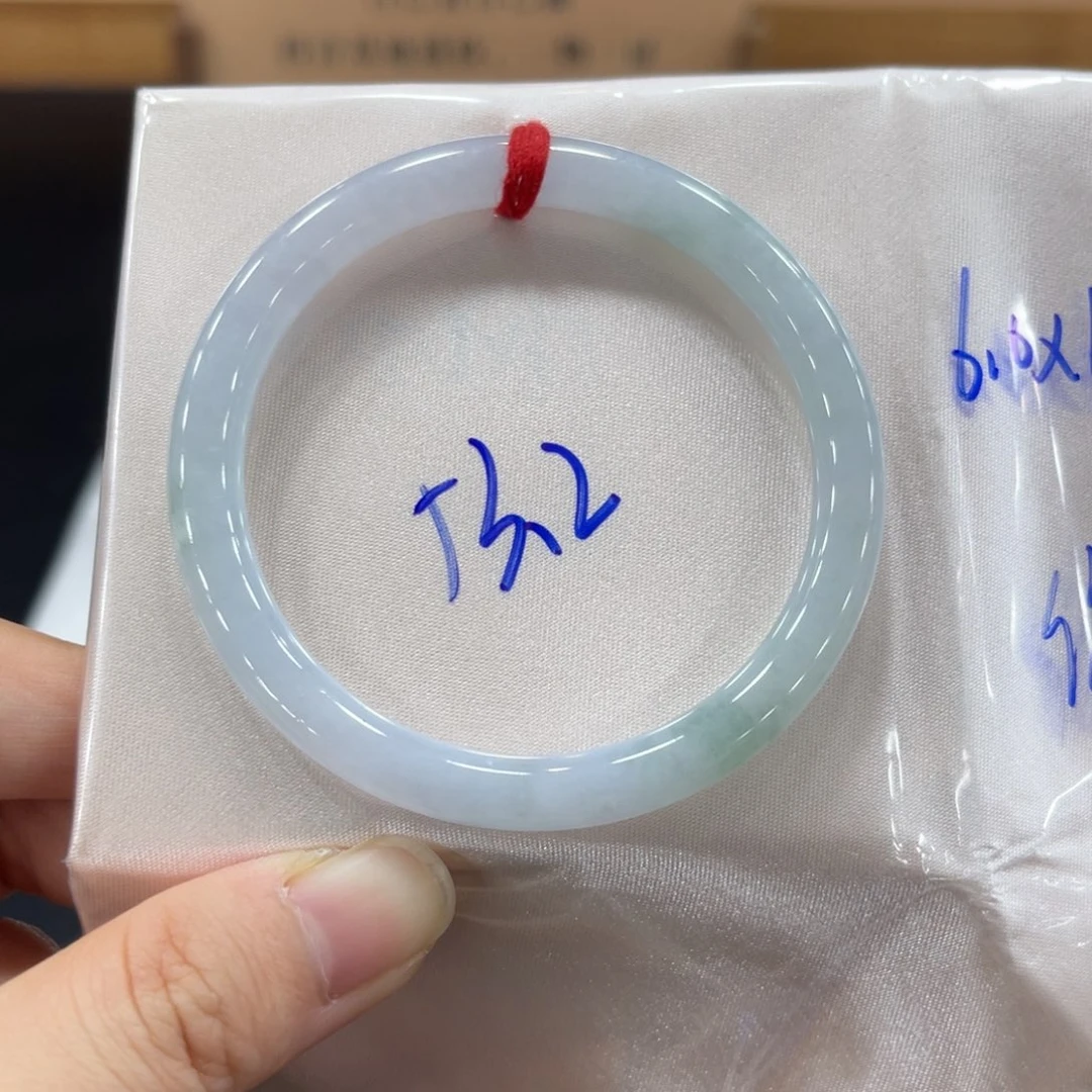 翡翠手镯未镶嵌翡翠