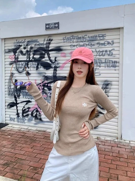 设计感燕麦色长袖针织衫女2025秋冬新款弹力修身坑条打底衫上衣女