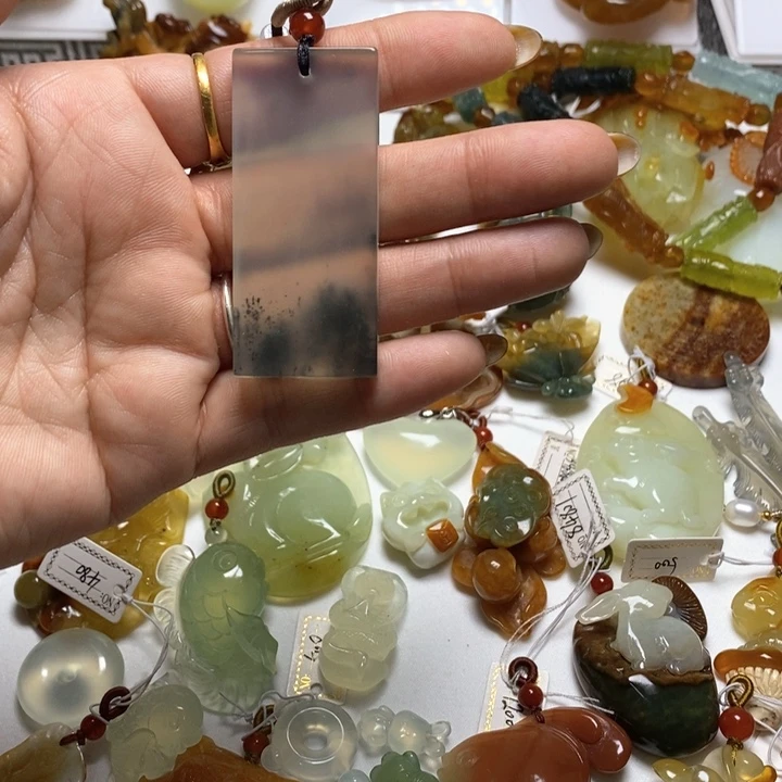 蛇纹石玉颈饰未镶嵌