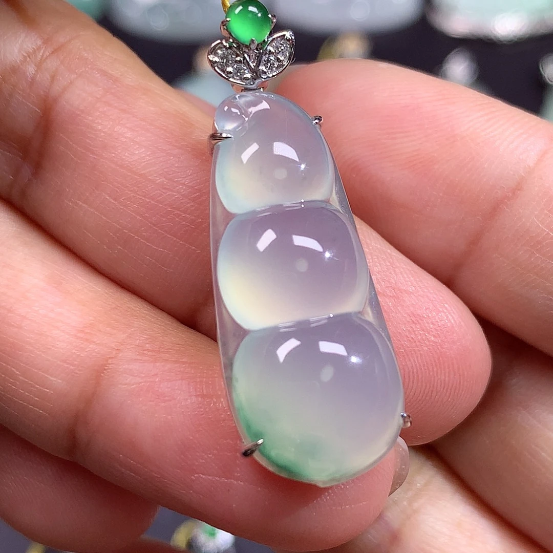 翡翠18K金镶嵌颈饰福豆