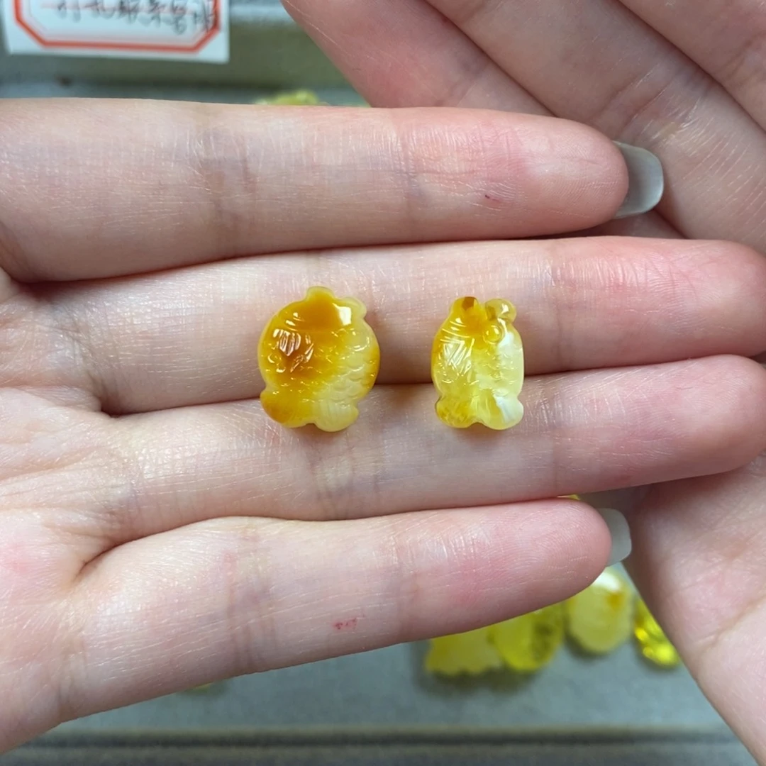 琥珀裸石未镶嵌双*徐鱼2