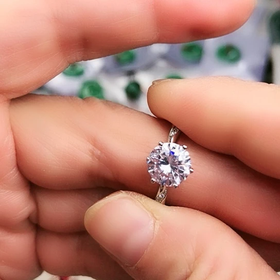 铂Pt950镶嵌扳指合成碳硅石（莫桑石）