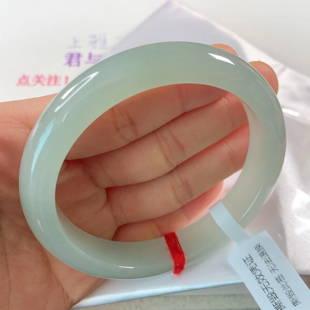 翡翠手镯未镶嵌四**子 正圈