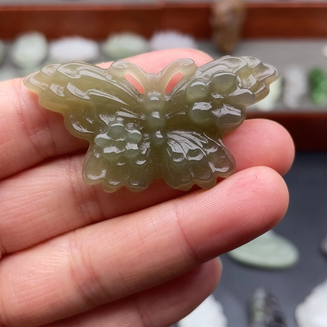 和田玉未镶嵌颈饰茶晴蝴蝶吊坠