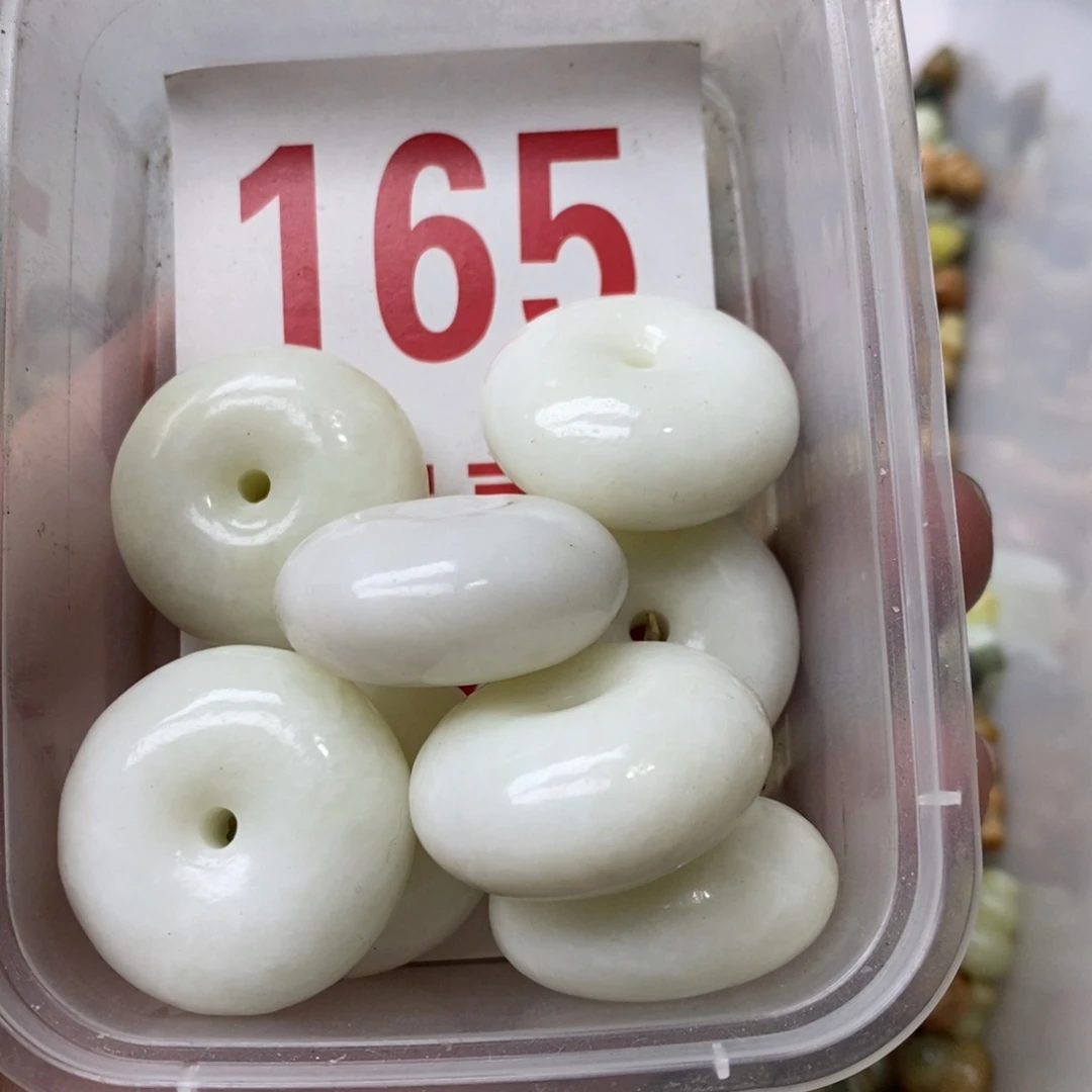 蛇纹石玉挂坠未镶嵌