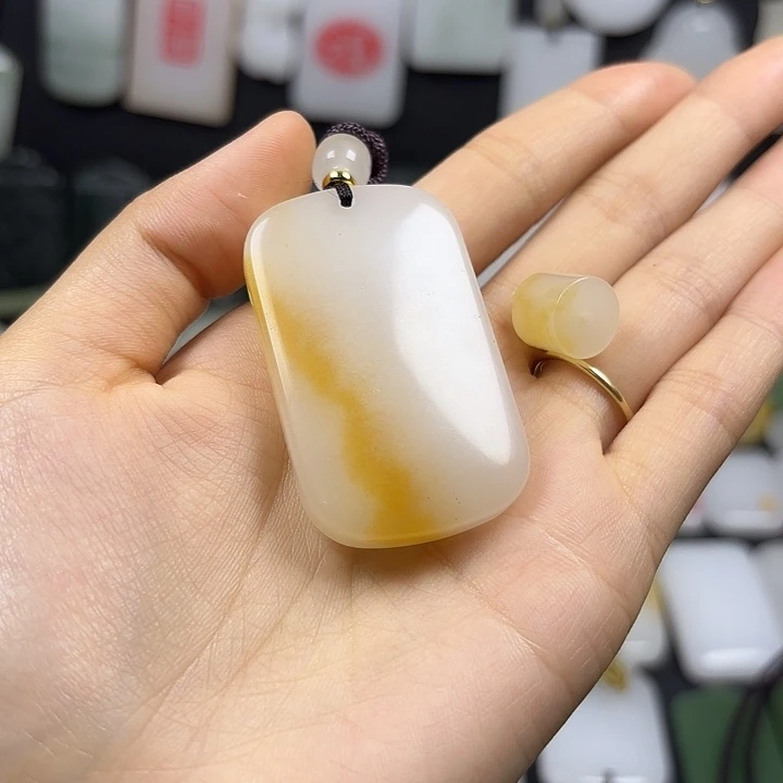 *****颈饰未镶嵌石英质玉