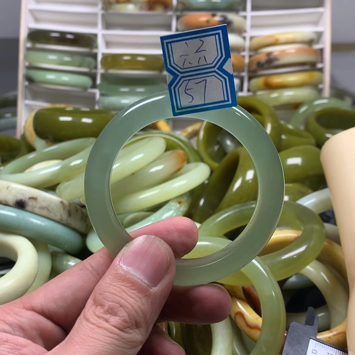 蛇纹石玉手镯未镶嵌?**.