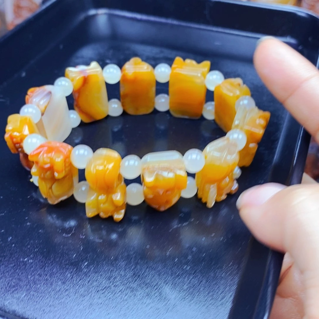 石英质玉（黄龙玉）未镶嵌颈饰