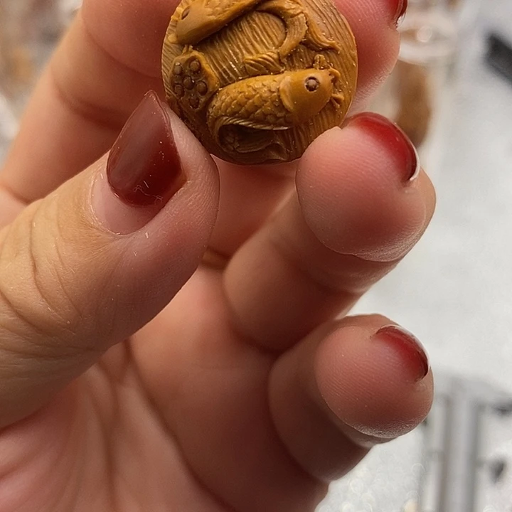 橄榄核吊坠橄榄核雕刻的连年有余