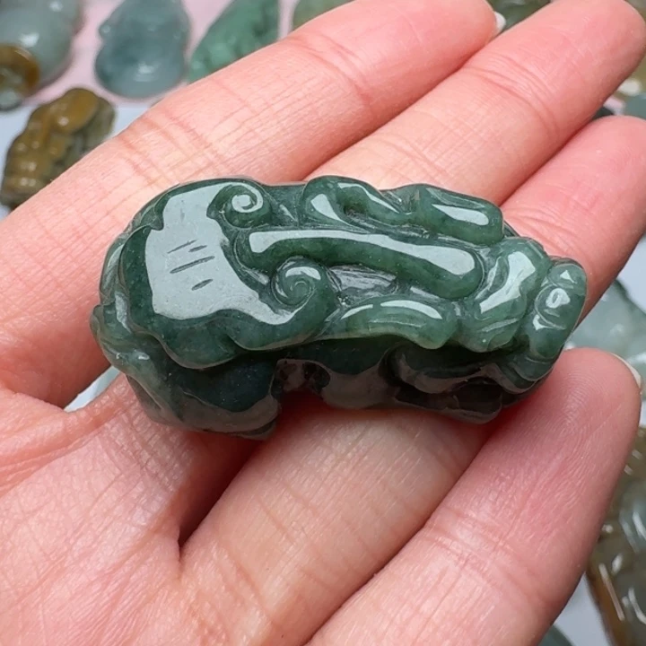 翡翠未镶嵌颈饰貔貅
