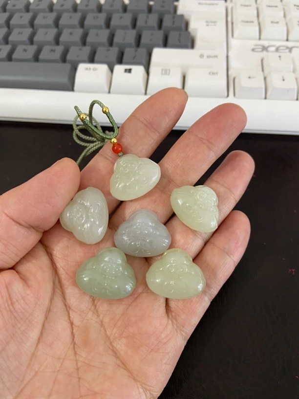 和田玉抱抱佛吊坠多样性拍一发一件