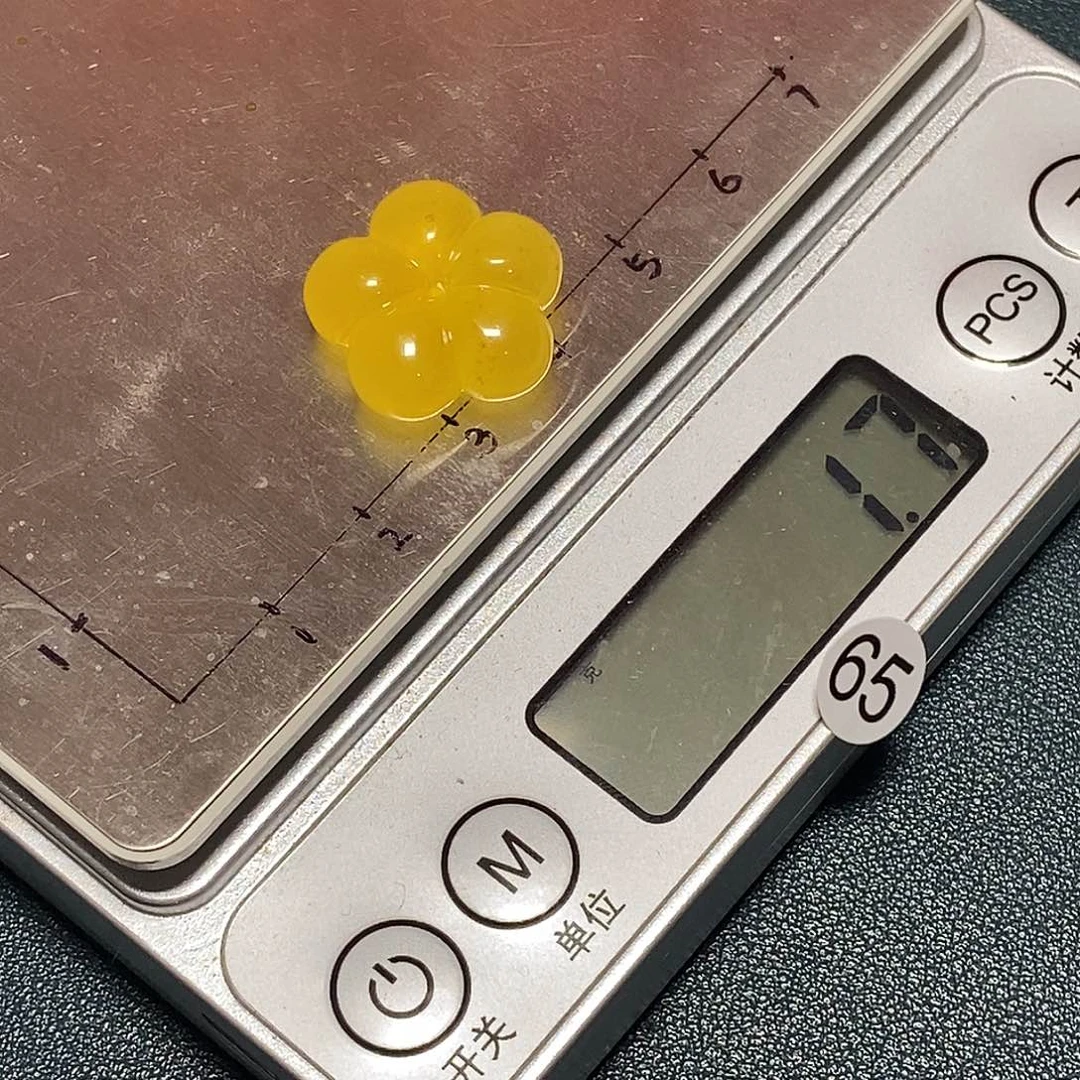未镶嵌琥珀裸石，