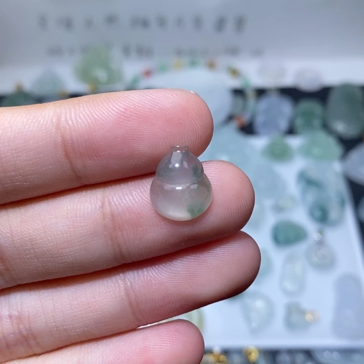 翡翠未镶嵌颈饰冰飘花葫芦