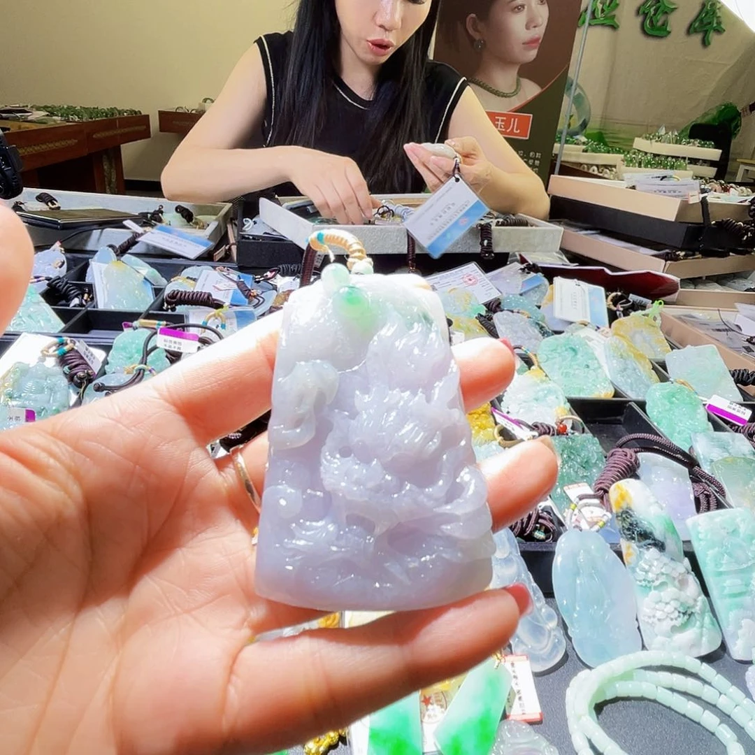 翡翠未镶嵌颈饰一个