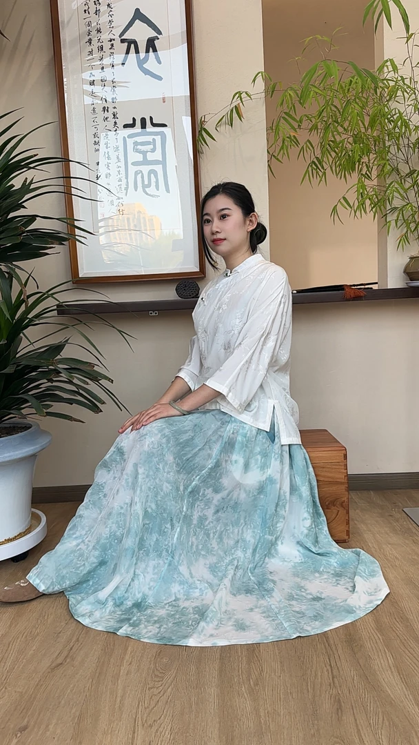 春日松弛感穿搭复古刺绣国风上衣搭配新中式改良半身裙