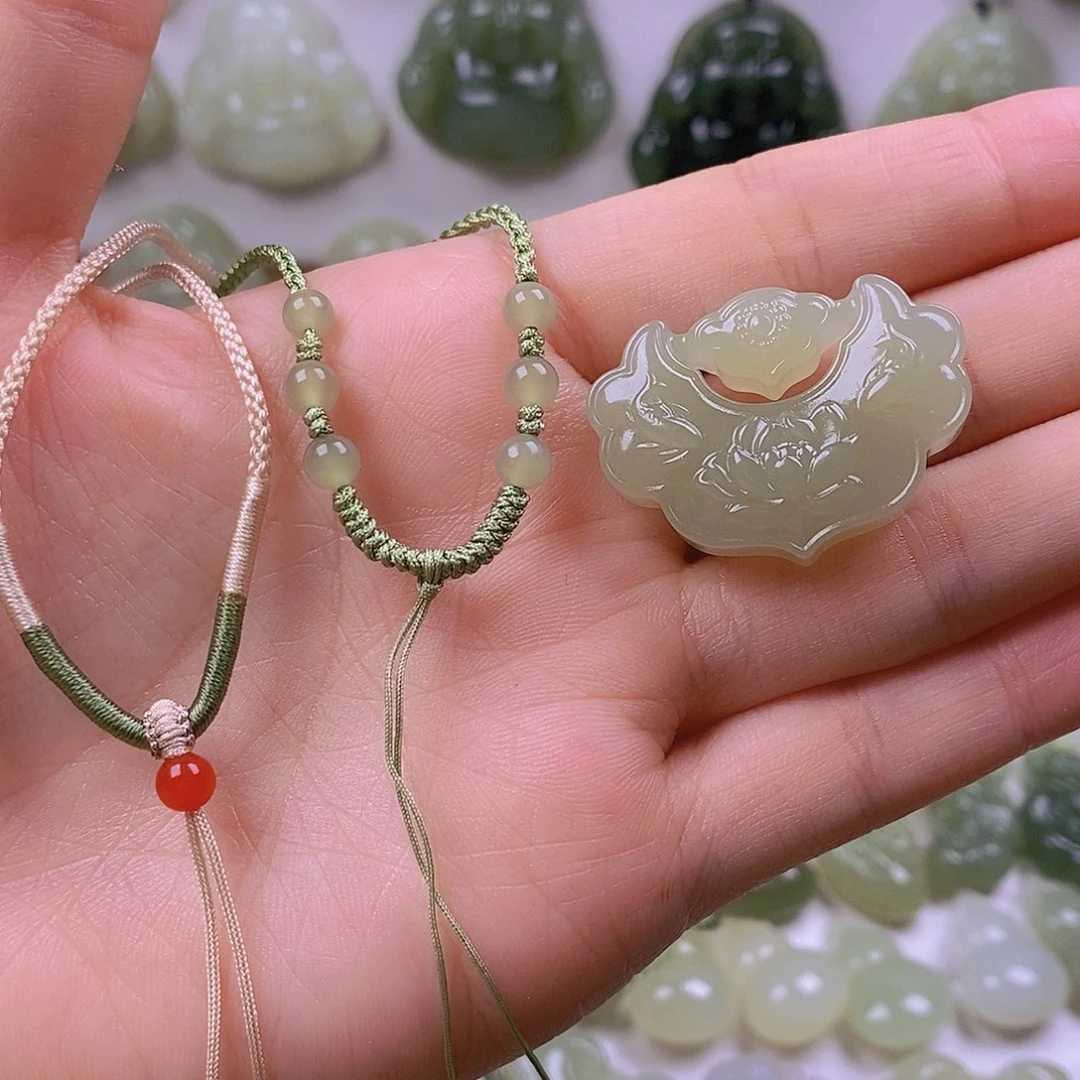 燕***理和田玉未镶嵌颈饰