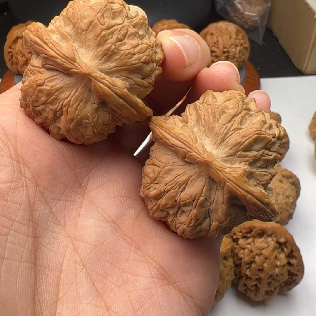 文玩核桃吊坠血麒麟