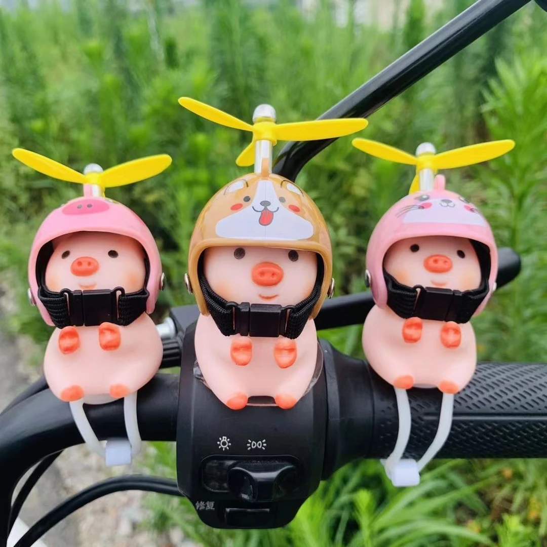 网红小猪车载摆件电动车可爱小黄鸭装饰品头盔竹蜻蜓摩托车破风鸭
