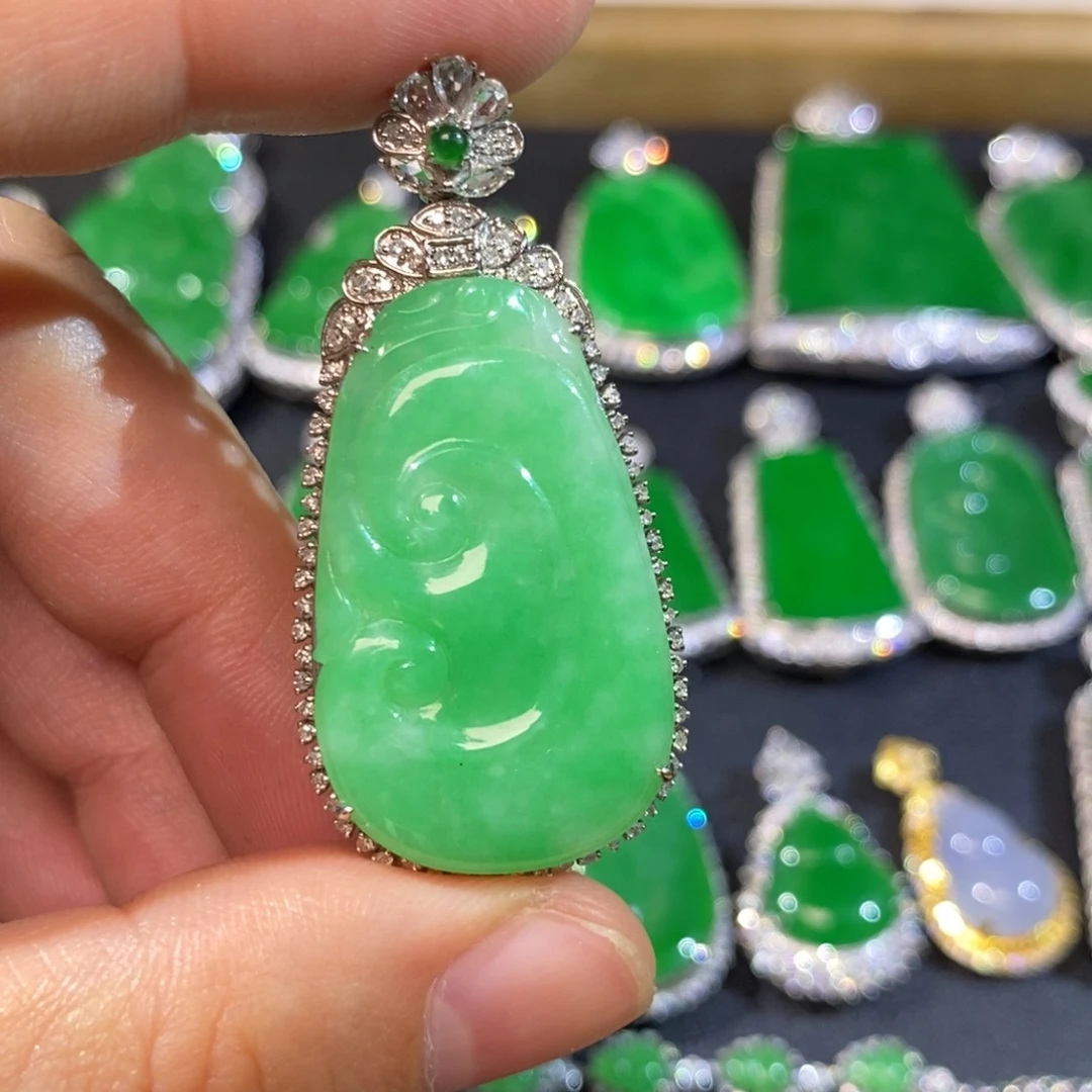 翡翠18K金镶嵌颈饰