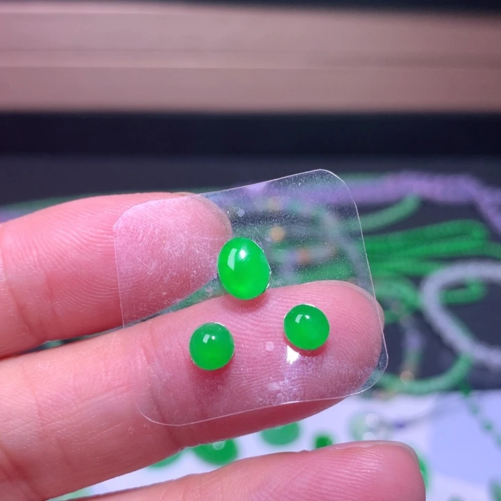 裸石翡翠阳绿色蛋