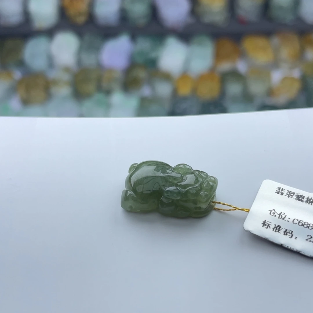 翡翠未镶嵌颈饰貔貅