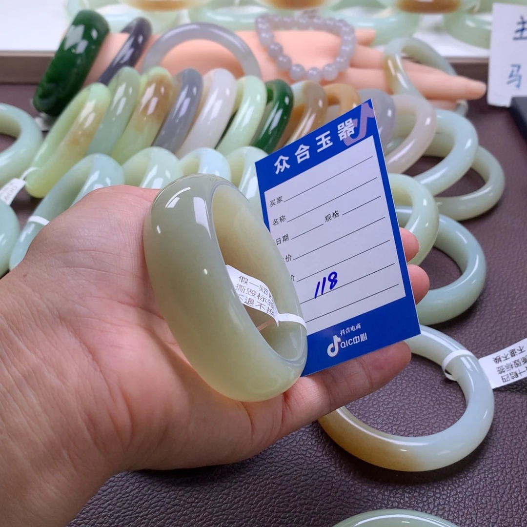 和田玉手镯未镶嵌