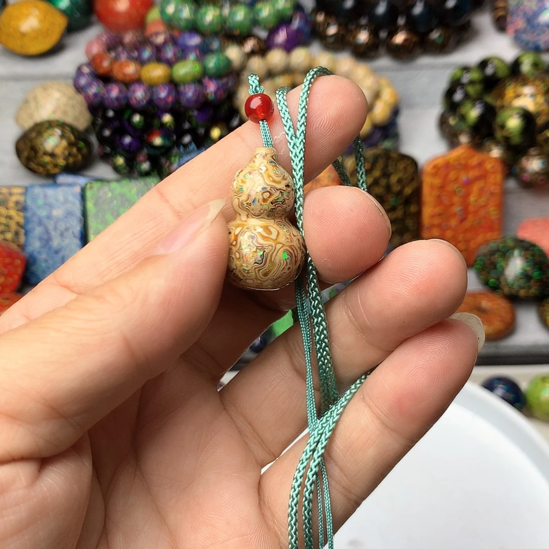 V****a大漆欧珀小葫芦挂坠