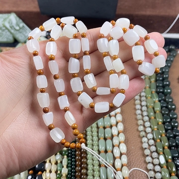 许***生和田玉未镶嵌颈饰