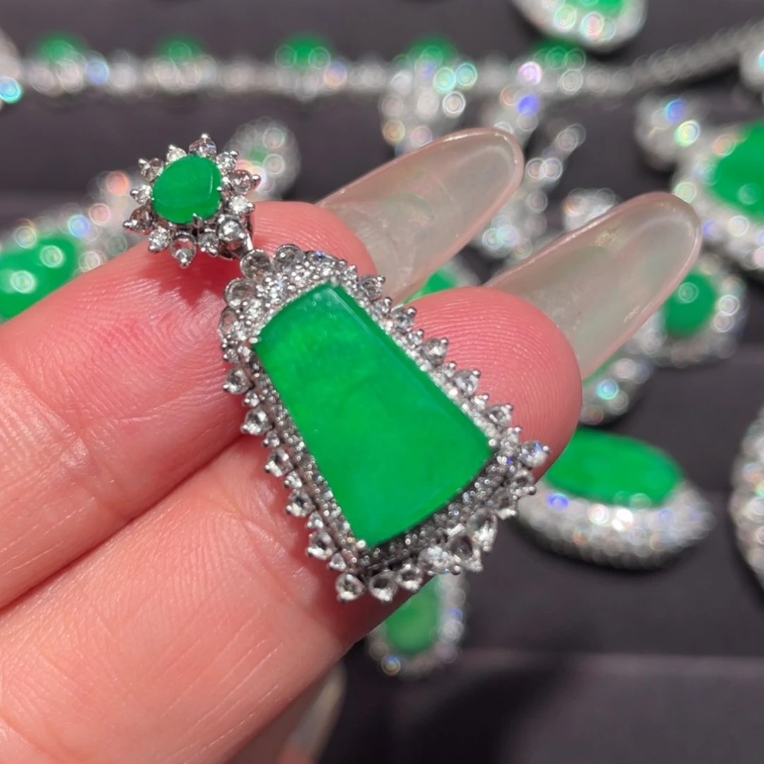 18K金镶嵌定制翡翠无事牌