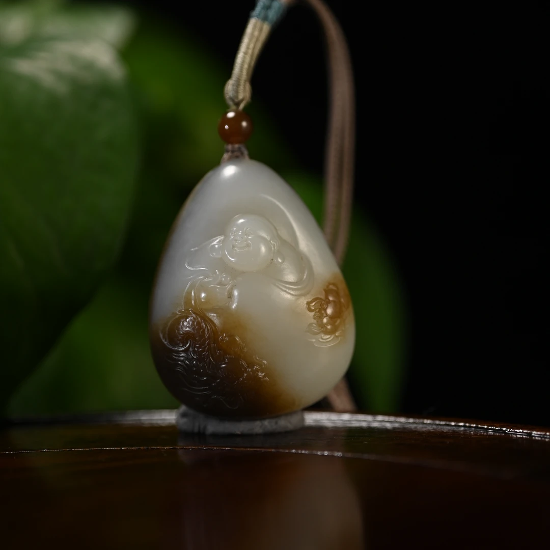 LOT8842 2511170110和田玉且末糖弥勒佛挂件/保利