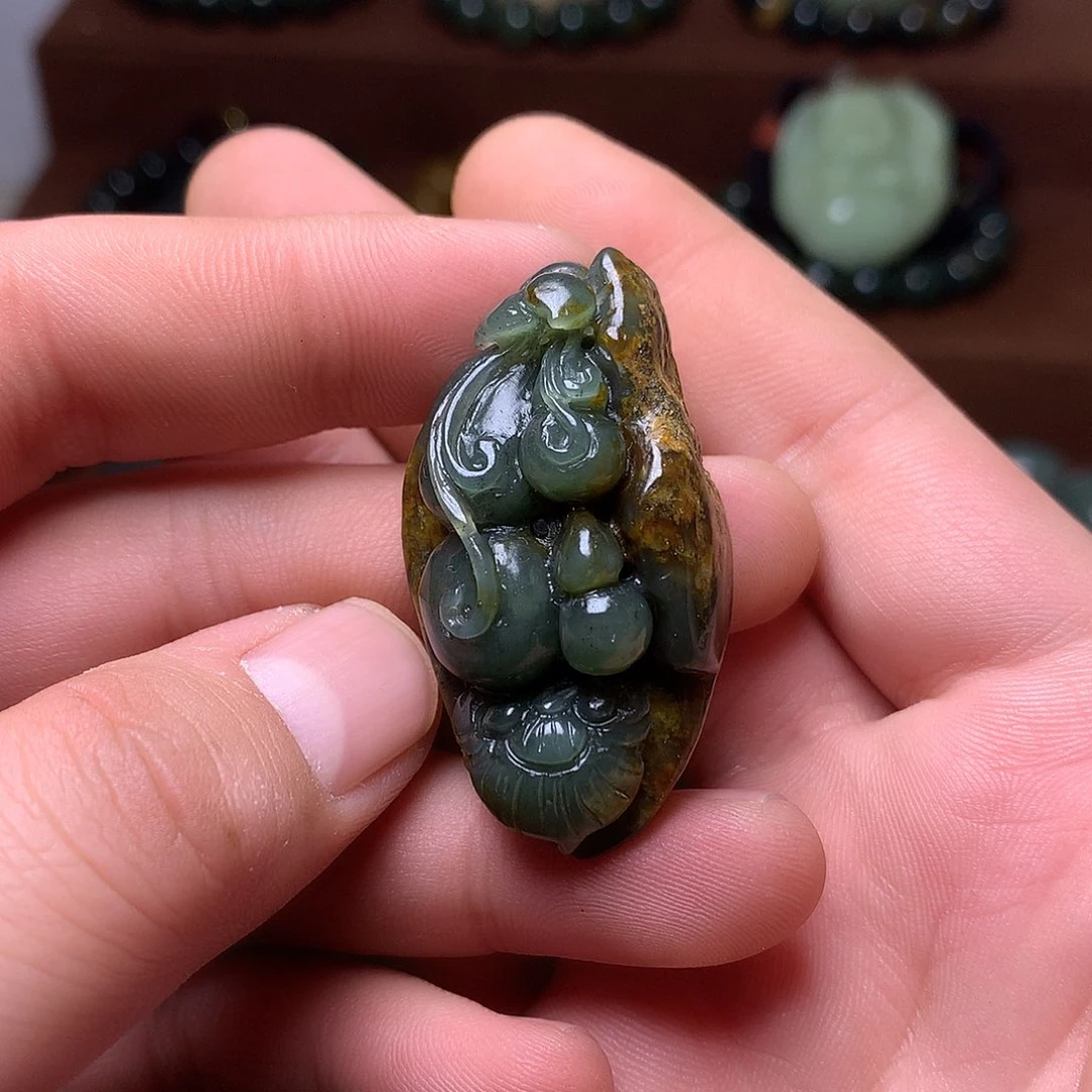 颈饰未镶嵌岫岩河磨玉（透闪石质玉）