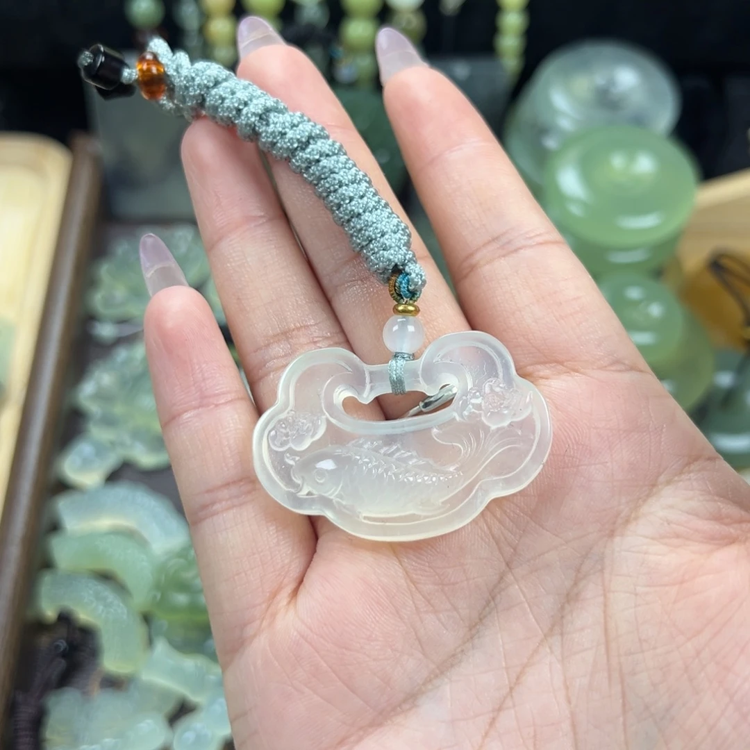 w***蛇纹石玉未镶嵌颈饰年年有余