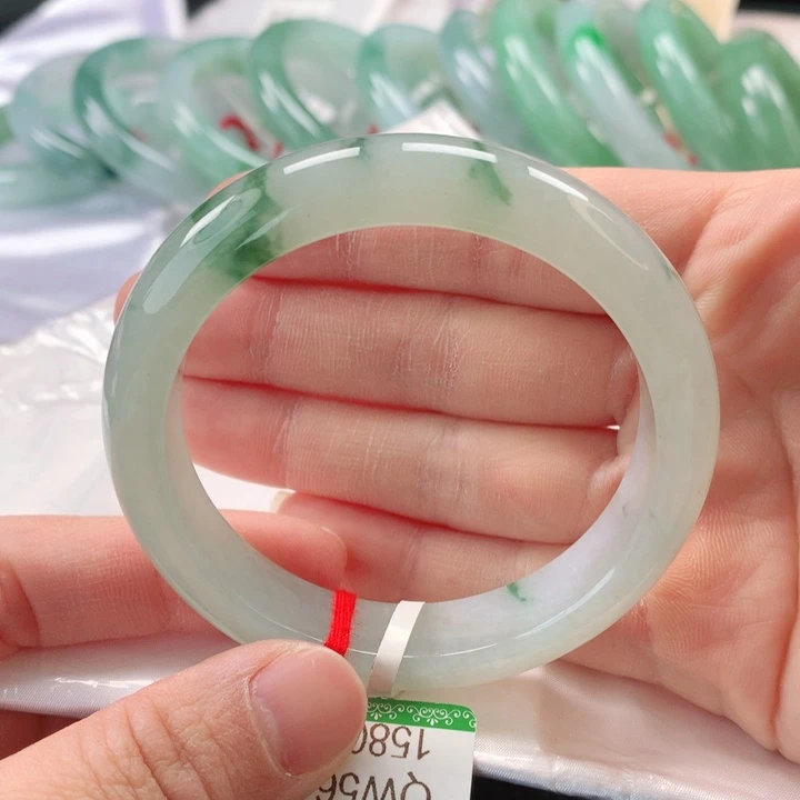 翡翠手镯未镶嵌缅甸A货翡翠手镯
