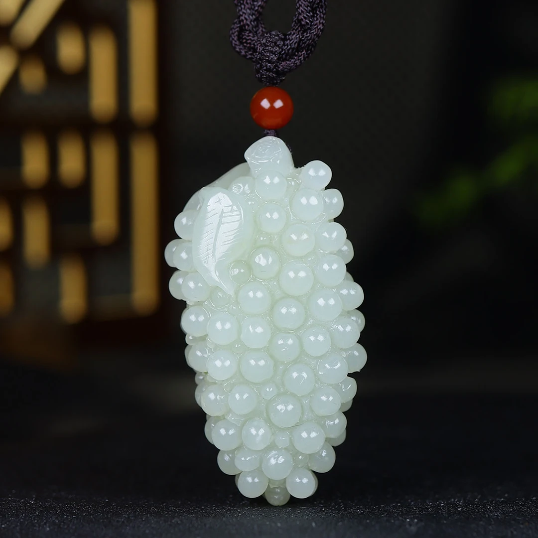 1129155和田玉葡萄把件