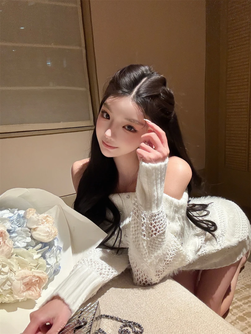 2025秋冬新款设计感美式复古宽松一字肩毛衣女镶钻镂空针织上衣女