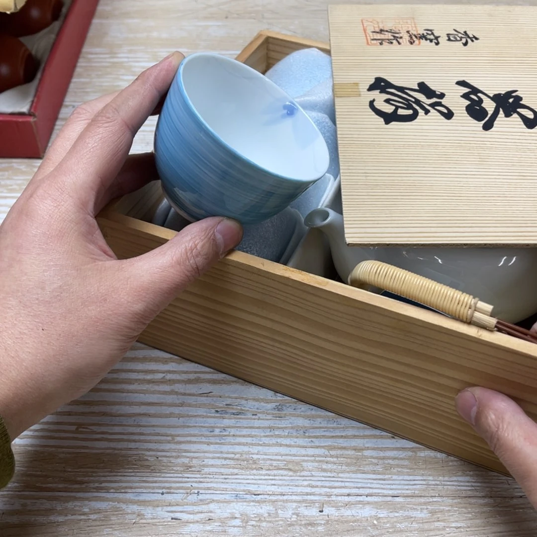 瓷片料****厨密密麻麻地排列着一个