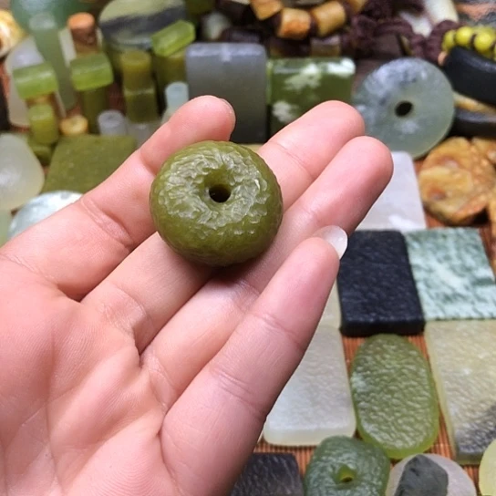 岫玉未镶嵌颈饰岫