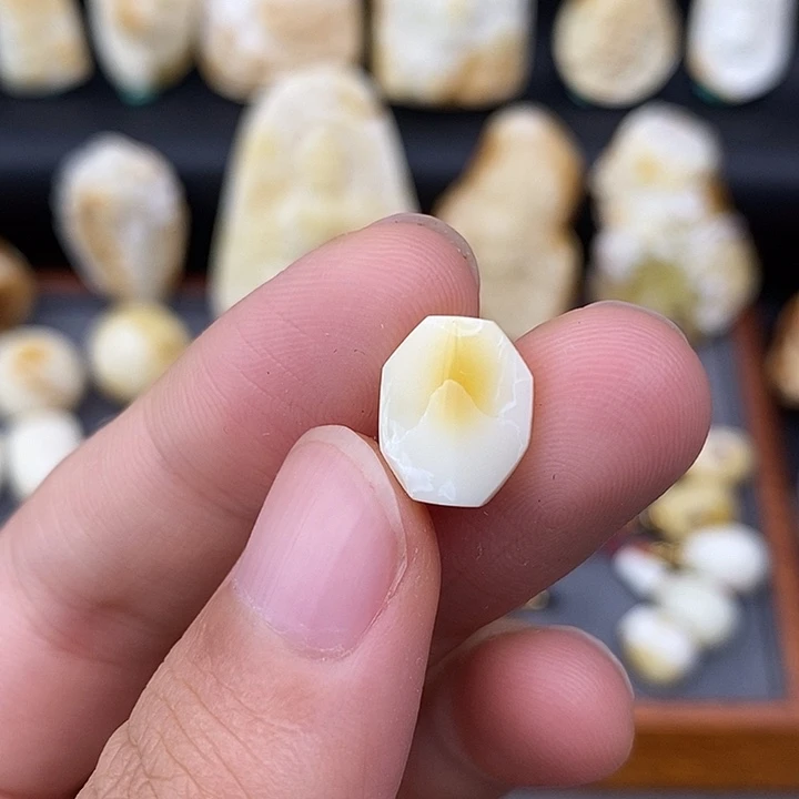 未镶嵌琥珀裸石背云