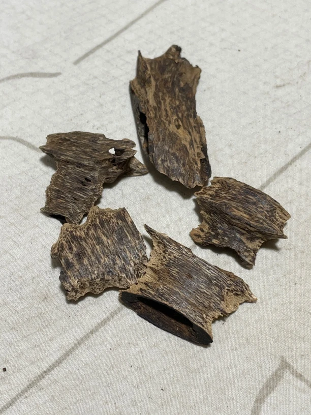 沉香老虫漏6.38克，古代房梁出，清香干净，温韵带甜。