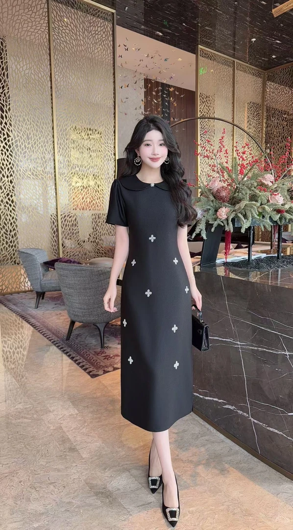 南油新款高端法式绣珠夏季黑色开叉时尚连衣裙裙子加大加宽气质