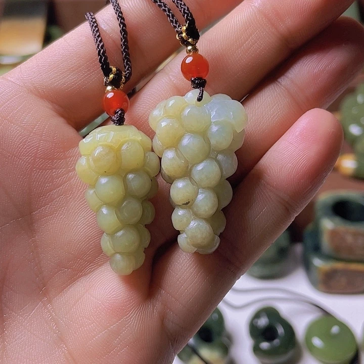 未镶嵌岫岩河磨玉（透闪石质玉）挂件