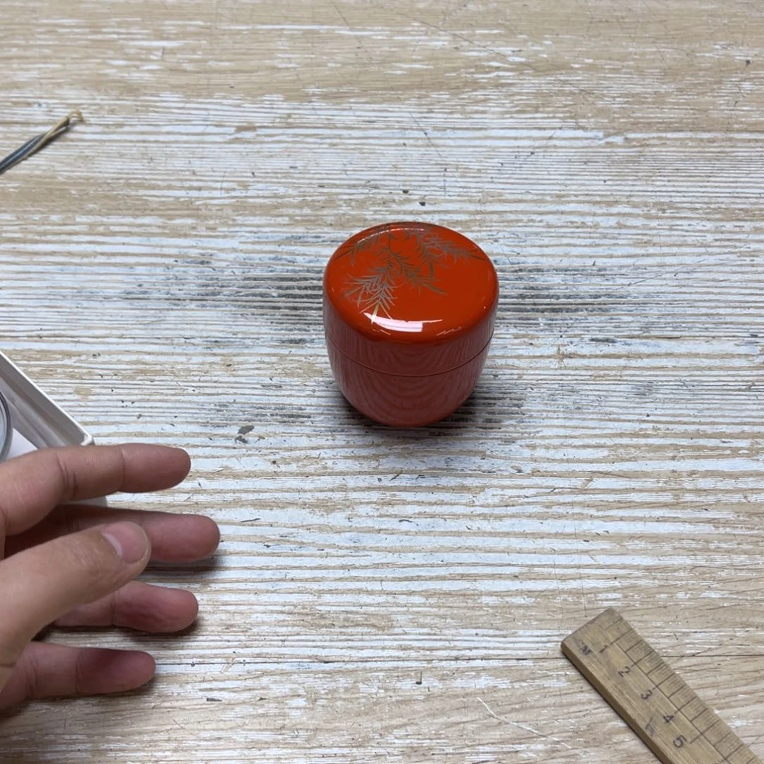瓷片小*包密密麻麻地排列着一个