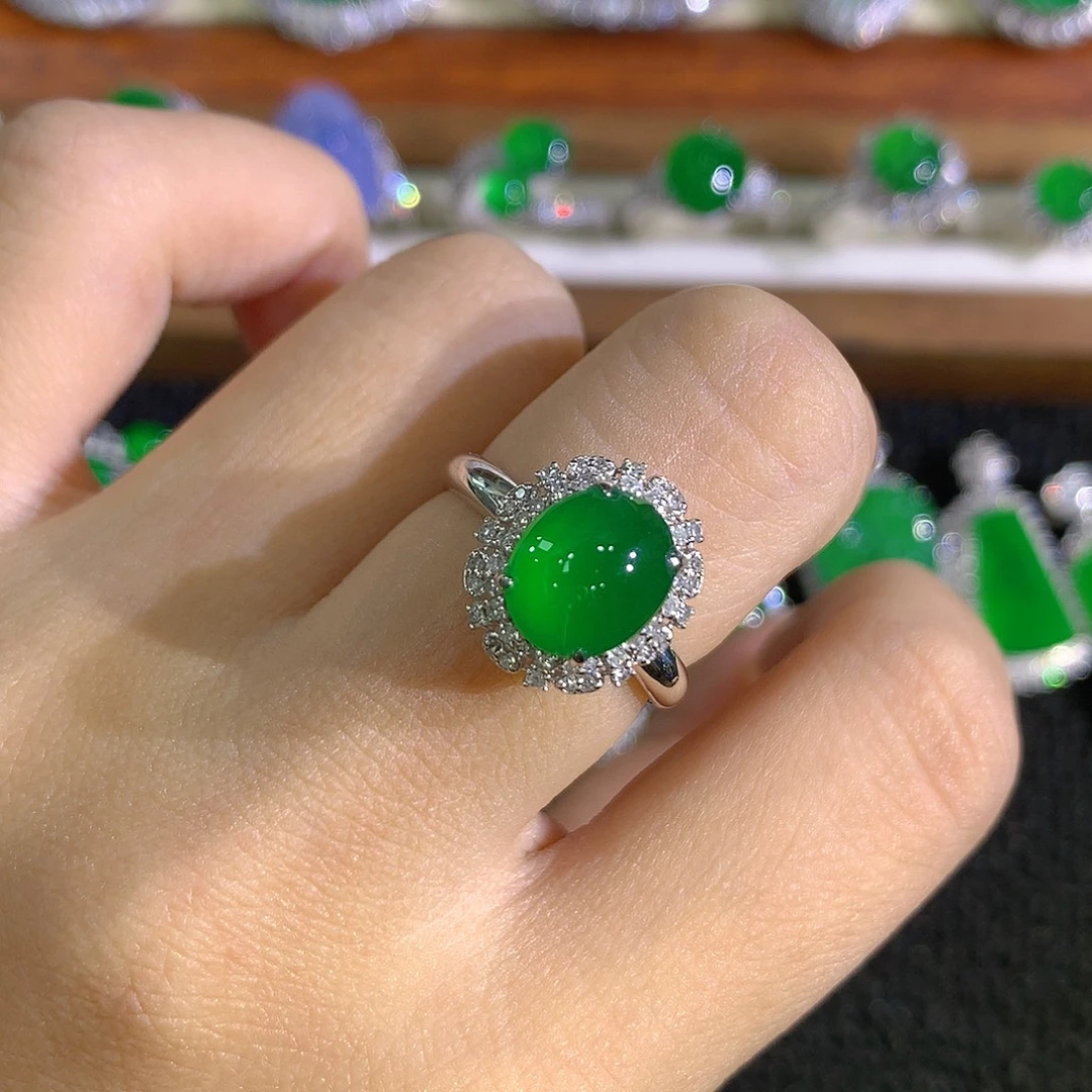 翡翠18K金镶嵌戒指蛋面