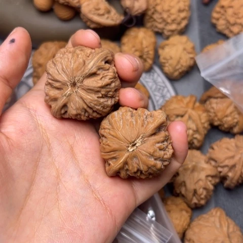 .***：文玩核桃把件铁锤