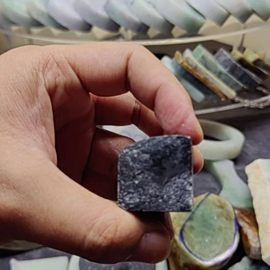 翡翠裸石乌鸡珠子料