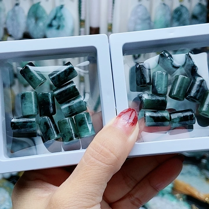 颈饰足铂镶嵌翡翠翡翠