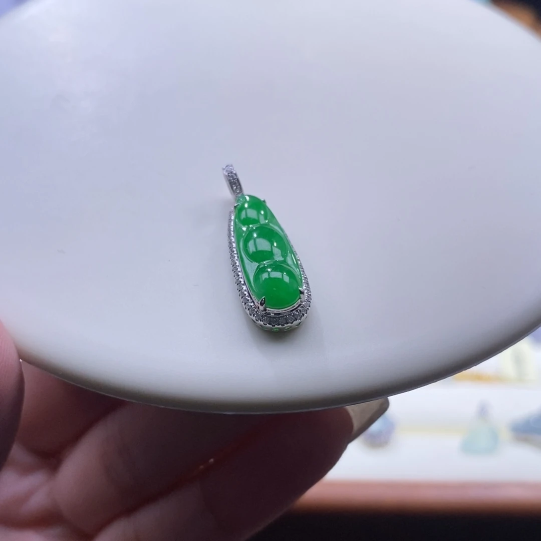 翡翠18K金镶嵌颈饰辣阳绿兰豆吊坠