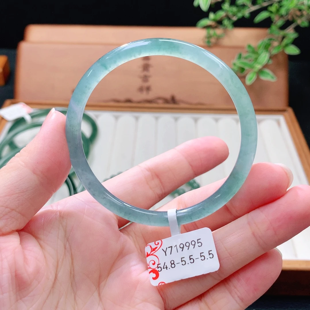 翡翠未镶嵌手镯（圆镯）