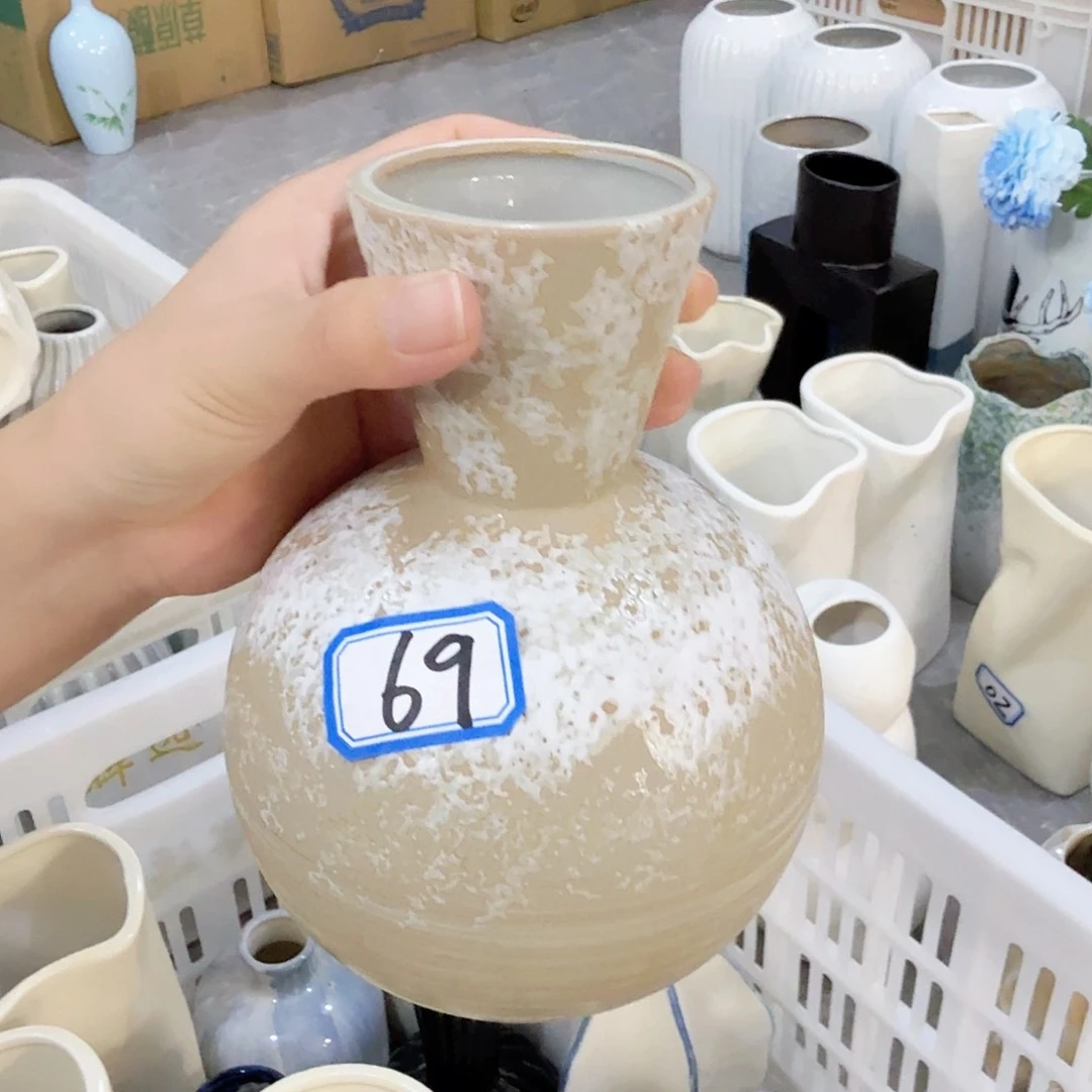 69号陶瓷花瓶18厘米微瑕一个